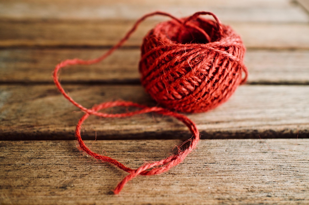 Cacher les câbles disgracieux avec des solutions DIY découvrez des astuces diy simples et efficaces pour cacher vos câbles et garder un intérieur ordonné et esthétique.